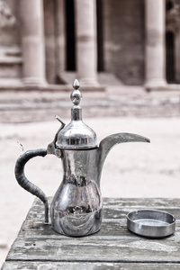 在佩特拉的网站中约旦传统咖啡容器隔离在桌子上