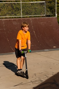 男孩在溜冰场骑滑板车