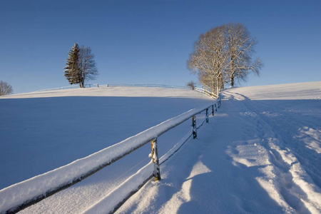 雪被盖的风景 Peretshofen 上部巴伐利亚德国