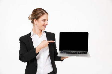 愉快的金发商业女人显示空白笔记本计算机屏幕