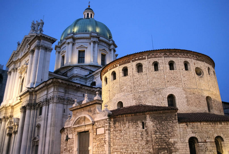 老和布雷西亚在黄昏时分，在意大利的教科文组织世界遗产中的新大教堂