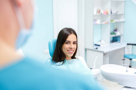 牙医固化在口腔医学中的一名女病人。治疗概念