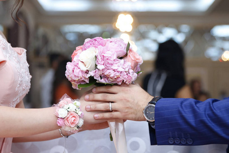 手拿着订婚花, 新郎把订婚花给新娘, 装扮成订婚花, 新郎与新娘.