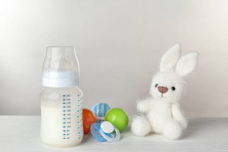婴儿配方奶粉的奶瓶照片