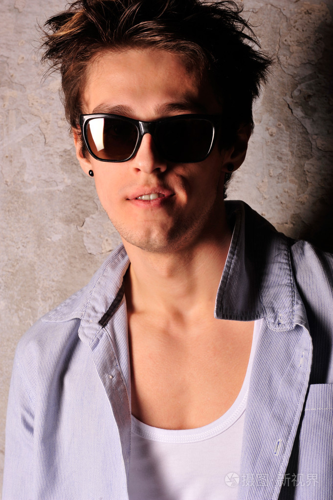 年轻帅哥的特写镜头