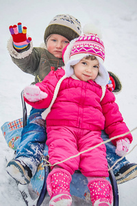 冬天孩子在雪地里玩耍。选择性焦点