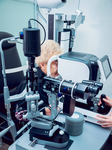 高级妇女检查她的视力与眼科医生。医疗设备。Coreometry