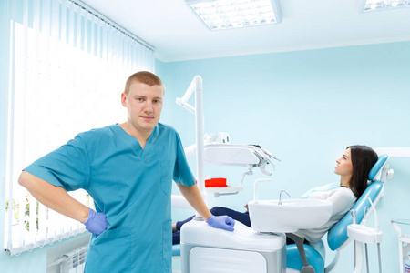 牙医固化在口腔医学中的一名女病人。治疗概念