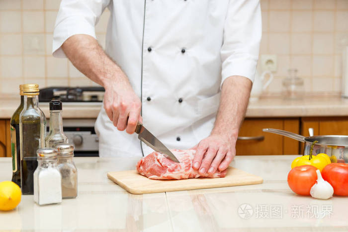 屠夫切肉板专业厨师持刀和切肉切碎