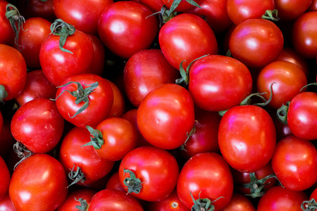 新鲜成熟的西红柿在市场上