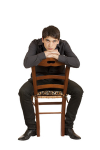 坐在椅子上的年轻人