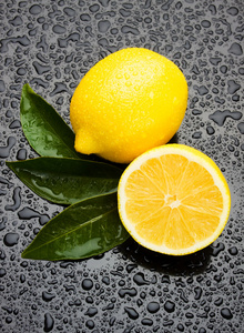 湿表面的新鲜柠檬水果