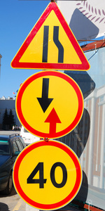 黄色交通标志图片