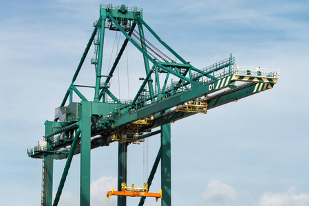 港口集装箱起重机照片