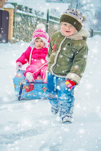 冬天孩子在雪地里玩耍。选择性焦点