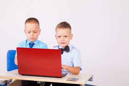 学校两个男孩的计算机研究