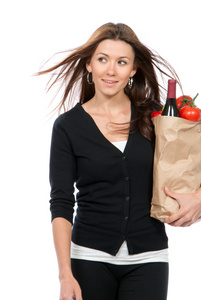 女人拿着一个装满素食食品的购物袋