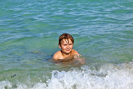 男孩喜欢大海里清澈的水
