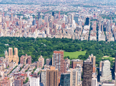 市中心的摩天大楼和纽约中央公园的直升机视图