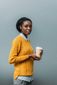 美丽的非洲裔美国妇女与一次性杯咖啡