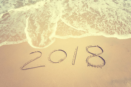 写在沙地上,热带海滩上海浪的图像洗出了2021年的数字写在潮湿的沙滩