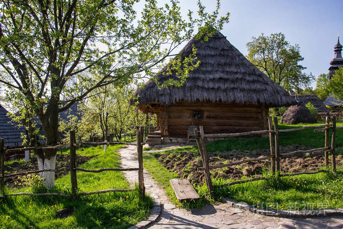 在春天的稻草屋顶乌克兰传统老房子