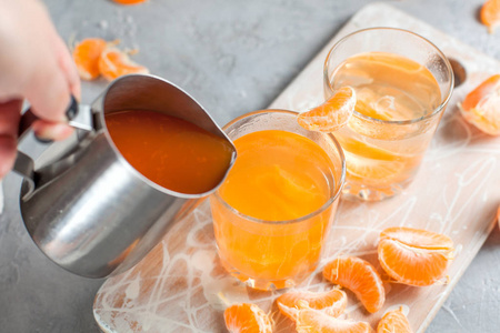 橙色饮料, 桔子, 白色切割板浅灰色背景