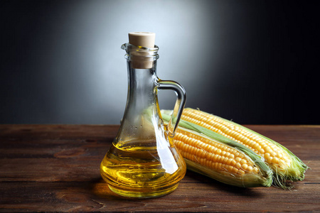 玉米油在桌上的玻璃瓶图片