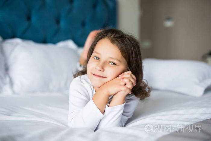 美丽女孩的肖像, 在床上做梦.美丽的小女孩在床上在家
