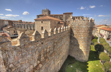 西班牙古城墙和阿维拉大教堂