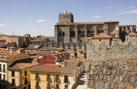 西班牙古城墙和阿维拉大教堂