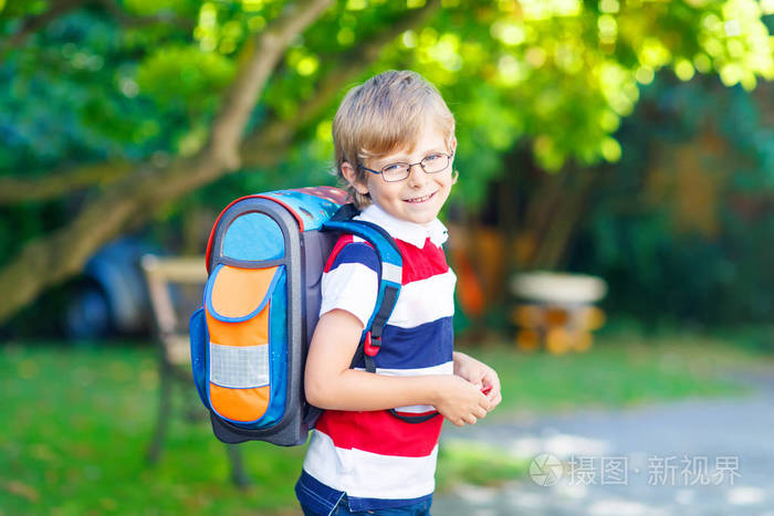第一天上学的书包的小小孩男孩