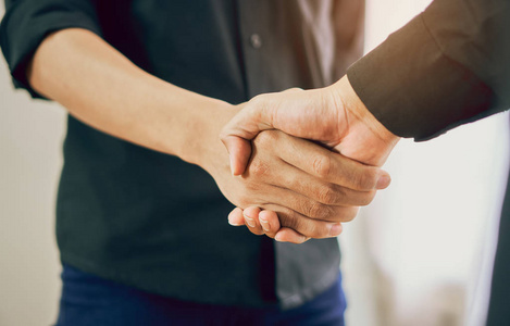 两个商人的手在谈判成功的商业协议后, 和握手在一起。这是促进合作的共同经营。团队规划