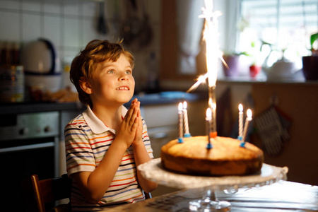 可爱快乐金发碧眼的小小孩男孩庆祝他的生日