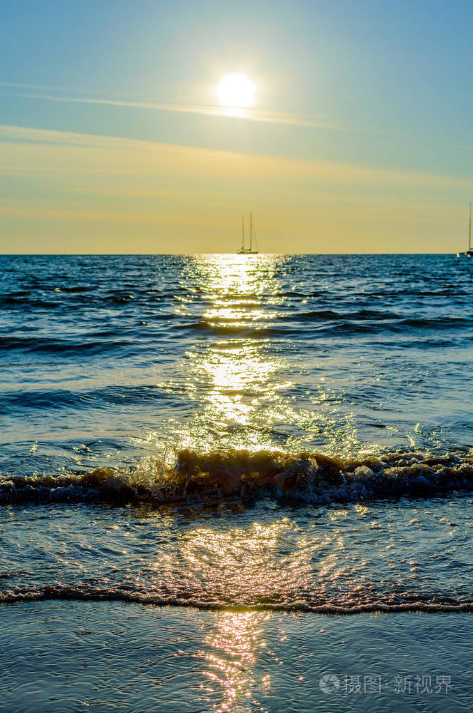 在海上日落帆船海景
