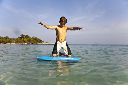 男孩在海里冲浪