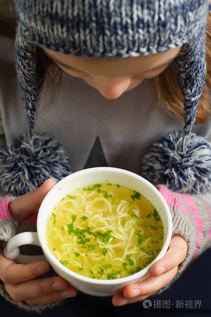 小女孩在碗里热汤关闭