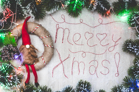 与北欧侏儒装饰和圣诞花环的木制圣诞背景