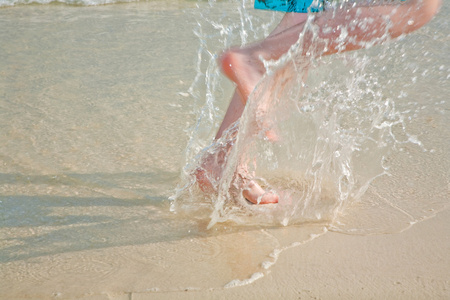 在海滩上奔跑的脚