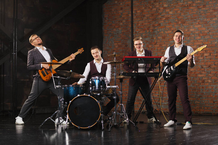 旧工业建筑中的摇滚乐队照片