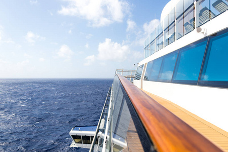 游轮甲板线图片