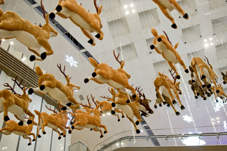 挂在天花板上的一群驯鹿填充玩具