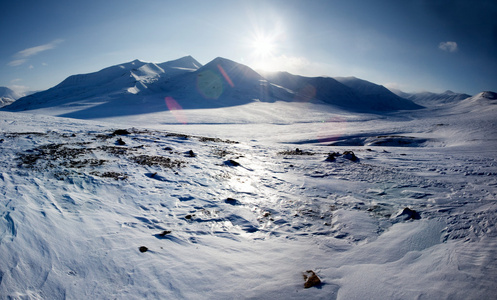 白雪覆盖的高山