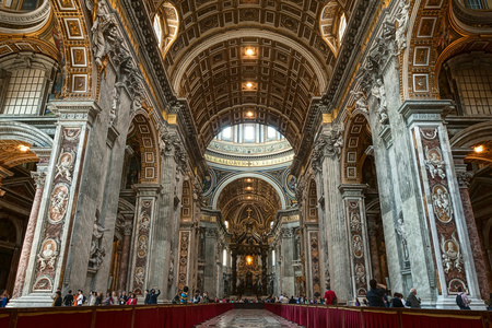 梵蒂冈的圣彼得大教堂内部