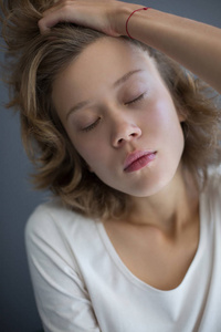 美丽的沉思夫人的肖像若有所思地关闭她的眼睛孤立