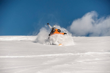 粉山斜坡上的两滑雪