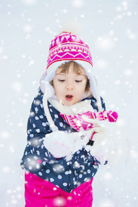 冬天孩子在雪地里玩耍。选择性焦点