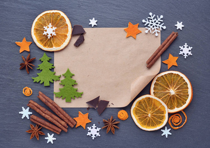 圣诞背景与姜饼饼干, 雪花, 香料, 巧克力和空白张纸为您的祝贺在黑暗的表