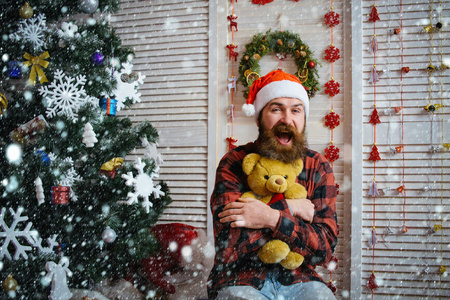 圣诞男子与胡子在快乐的脸在圣诞老人的帽子