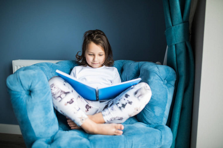 孩子在阳光明媚的卧室.儿童阅读和学习.室内为婴孩和幼小孩子照片